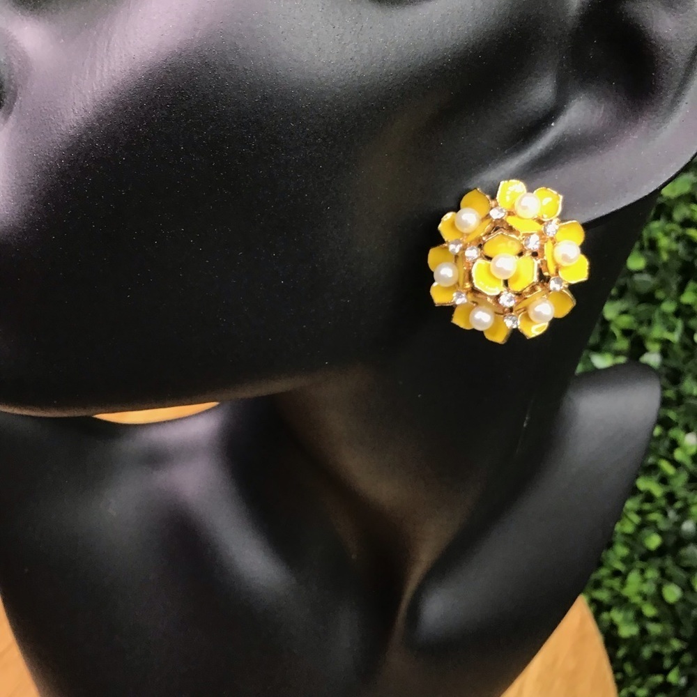 Yellow floral‎ pearl earrings